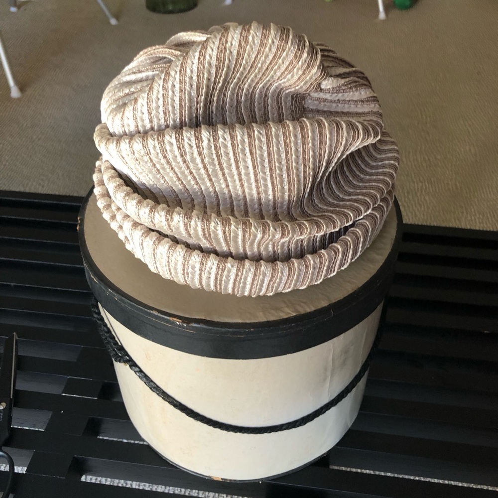 Vintage 60s Christian Dior Chapeaux with Original Box - Bold ‘New Look’ Chapeaux - Picture 6 of 11